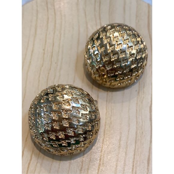 Gold Basketweave Clip Earrings #fashion jewelry #clip earrings - Picture 1 of 3